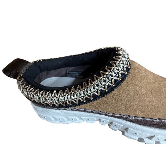 NWT! "UGG" KIDS Venture Daze Slip On Suede SZ 3Y Thick Tread Embroidered Accent - Picture 5 of 11